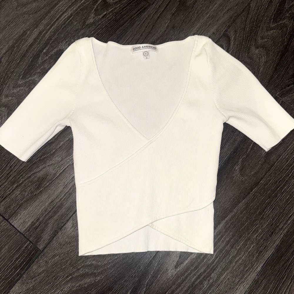 Good American Ribbed Knit White V-Neck Short Sleeve Asymmetrical Cropped Top
